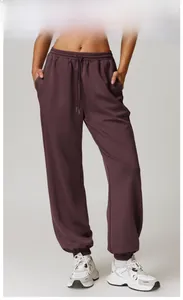 Detail der lila Jogginghose mit hoher Taille, Kordelzug am Bund und praktischen Taschen