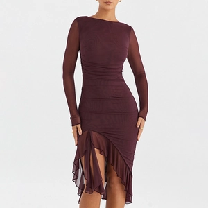 Détail de la robe bordeaux avec manches en tulle transparent et ourlet à volants asymétrique