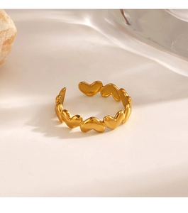 Détail de la bague plaquée or 18 carats avec cœurs reliés et design ouvert ajustable