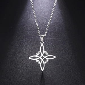 Poliertes Edelstahl-Halskette mit keltischem Knoten-Anhänger und Cut-out-Design auf Schwarz