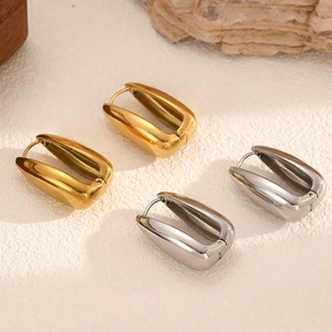 Détail de boucles d'oreilles créoles en forme de U carrées dorées et argentées à charnière