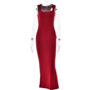 Détail d'une robe longue moulante rouge sans manches avec encolure carrée sur mannequin
