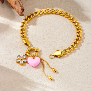 Bracelet chaîne en acier doré avec pendentif cœur rose et fleur sertie de cristaux