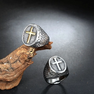 Bague croix hip-hop pour hommes en acier titane avec finitions vintage or et argent
