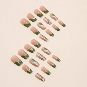 Faux ongles ballerine courts verts avec motifs floraux et accents de perles 3D