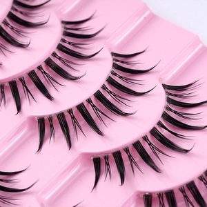 Faux cils manga noirs naturels et épais sur plateau rose pour extension de cils