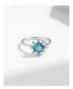 Vue détaillée d'une bague en argent S925 avec cristal bleu et zircons en forme de tournesol