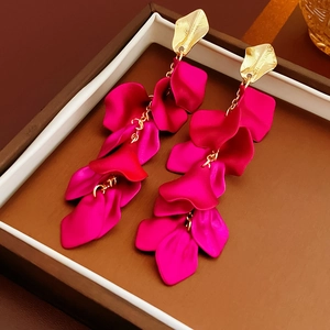 Vue détaillée des boucles d'oreilles longues pétales roses avec clous dorés en écrin