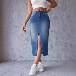 Jupe midi en jean bleu classique à taille haute avec fente frontale sur fond industriel