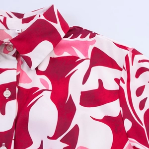 Abito lungo allacciato al collo con stampa tropicale rossa e rosa e bottoni anteriori