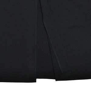 Détail de l'ourlet fendu sur une robe longue moulante noire dos nu sans manches