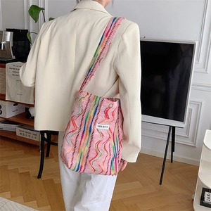 Détail de la texture tricotée ondulée colorée et de l'étiquette logo sur le sac