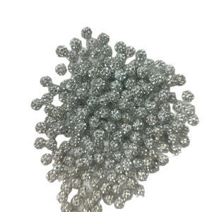 8mm silberne Metallperlen mit Hammerschlag-Textur für Schmuckherstellung auf Weiß