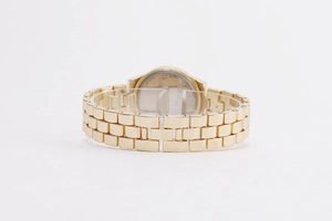 Détail du bracelet élégant en métal doré d'une montre à quartz de luxe pour femme