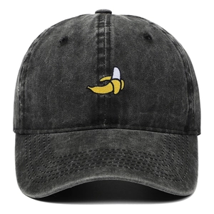Casquette de baseball en denim noir délavé avec petite broderie de banane jaune devant