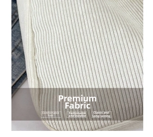Detailaufnahme der weichen, cremefarbenen Cordstoff-Textur mit vertikalem Rippmuster