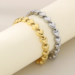 Elegant 3D heart-link titanium steel bracelets in gold and silver finish for women