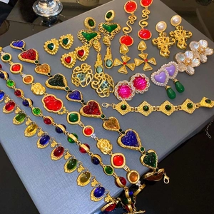 Vintage Barock Stil vergoldete bunte Edelstein Herz Kreuz Ohrringe Halskette Schmuck Set