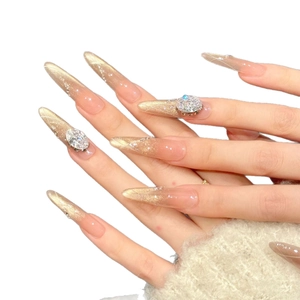 Nude Cat-Eye Kunstnägel zum Aufkleben mit Karamell-Glitzer und Strass-Akzenten