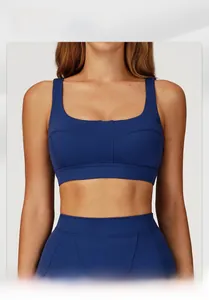 Dettaglio del reggiseno sportivo blu scuro con design aperto sulla schiena e spalline