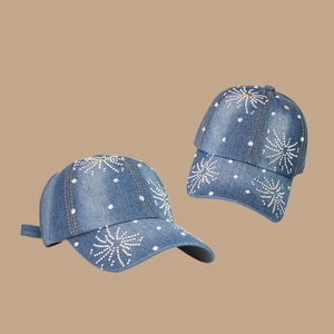Casquette en denim avec motifs d'étoiles en strass brillants sur fond beige