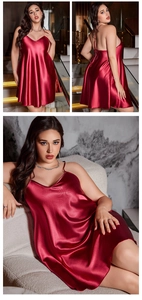 Dettaglio di camicia da notte in raso bordeaux taglie forti con scollo a V e spalline