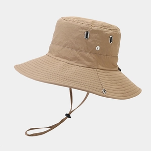 Dettaglio del cappello da pescatore kaki con fori di ventilazione e cordino regolabile