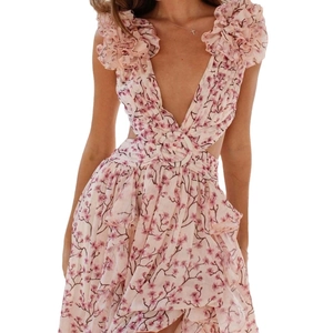 Robe longue fleurie rose avec col en V, découpes à la taille et épaules à volants