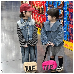 Détail de sacs bandoulière pour enfants avec imprimé ME en beige et rose sur modèles