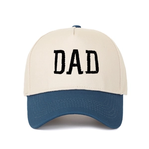 Detailaufnahme der 3D DAD-Stickerei auf einer zweifarbigen Trucker-Mütze aus Baumwolle