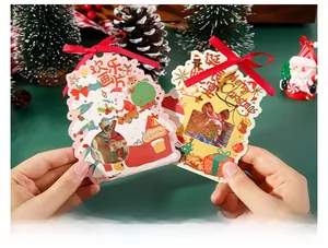 Détail de cartes de Noël avec nœuds en soie rouge et illustrations de fête