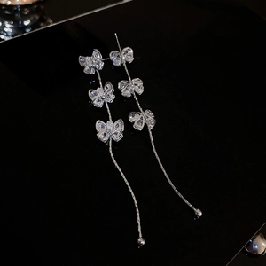 Boucles d'oreilles nœuds argentés avec longues franges, zircons et perles rondes