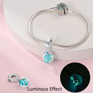 Détail du bracelet en argent avec pendentif bleu lumineux et poinçon S925 gravé