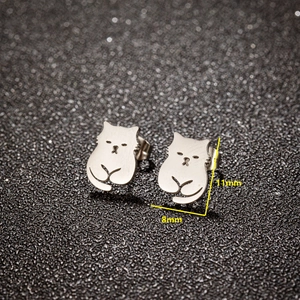 Minimalistische Katzen-Ohrstecker aus Silber-Metall mit gebürsteter Oberfläche