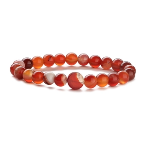 Dettaglio del bracciale con perle di agata rossa da 8mm e venature in pietra naturale