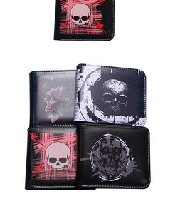 Dettaglio della stampa teschio vintage su portafoglio bifold da uomo in ecopelle nera