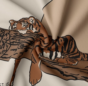 Gros plan sur la texture souple et le drapé du tissu de tapisserie murale tigre Morandi