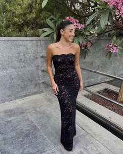 Detailweergave van de elegante zwarte kanten strapless jurk met een slanke pasvorm