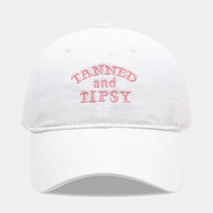 Dettaglio del ricamo rosa TANNED and TIPSY sulla superficie del cappello bianco lavato