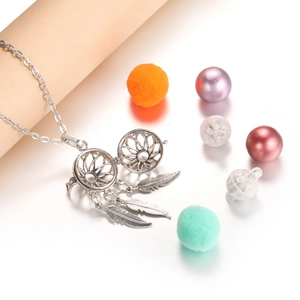 Collier attrape-rêves argenté avec plumes, pompons colorés et perles LED lumineuses