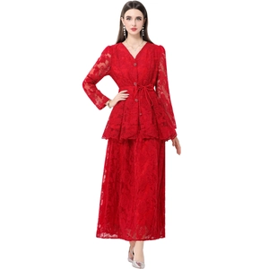 Set abito rosso in pizzo francese con maniche a lanterna e gonna lunga in rete a balze