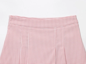 Détail du short à carreaux roses avec fermeture éclair invisible et texture du tissu