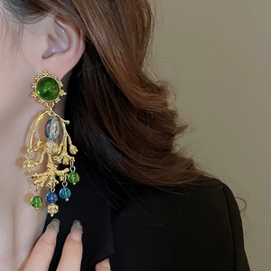 Boucles d'oreilles branche dorée vintage avec résine émeraude et perles colorées