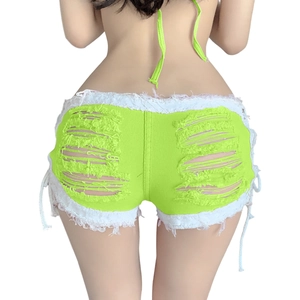 Detalle de pantalones cortos vaqueros verde neón con rotos y cordones en los laterales