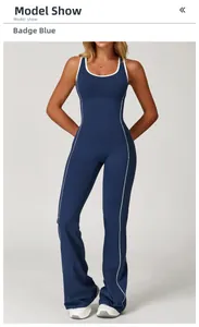 Details des ärmellosen Yoga-Overalls in Badge Blue mit weißen Paspeln und ausgestelltem Saum