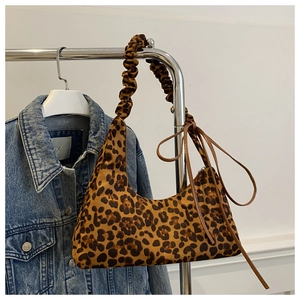 Détail du sac léopard sous l'aisselle avec bandoulière plissée et texture en daim