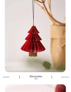 Dettaglio dell'albero di Natale in carta origami rossa con bordi dorati e cordino nero