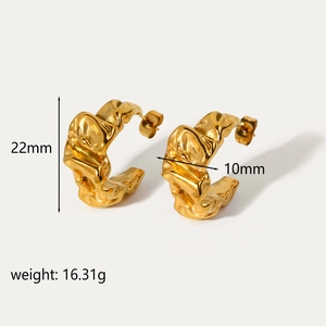 Orecchini in acciaio inossidabile placcato oro 18k con trama a lava e dimensioni 22mm