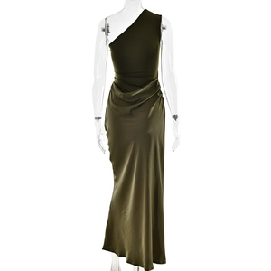Détail de la robe en satin vert olive avec fronces latérales élégantes et coupe asymétrique à une épaule