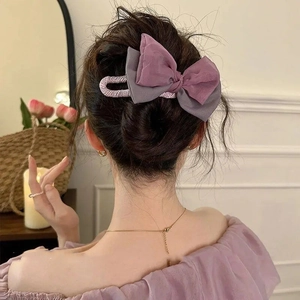 Eleganter Haarclip mit lila-grauer Netzschleife für Damen in einer Hochsteckfrisur